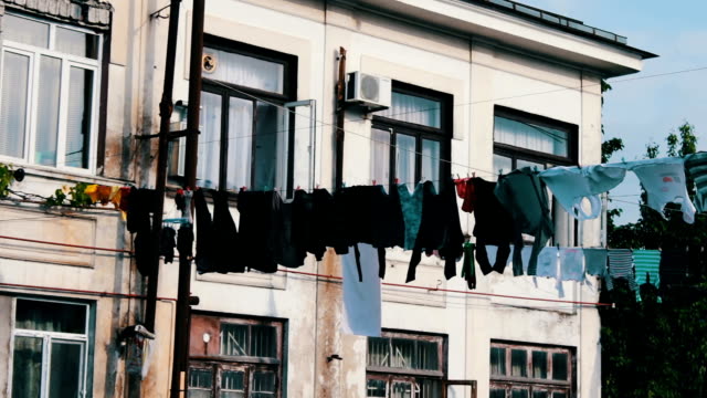 Gran-cantidad-de-ropa-lavada-cuelga-de-una-cuerda-y-se-seca-en-la-calle-cerca-de-la-casa