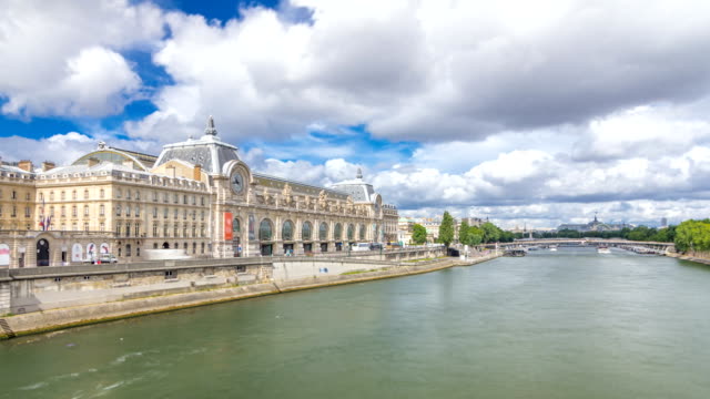 El-Musée-d-'-Orsay-es-un-museo-en-París-timelapse-hyperlapse,-en-la-orilla-izquierda-del-Sena.-París,-Francia