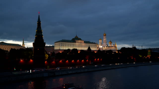 Río-cerca-de-las-murallas-del-Kremlin-de-Moscú