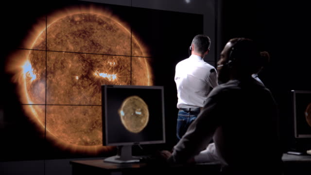 Futuristische-Astronomie-Team-und-solar-Präsentation