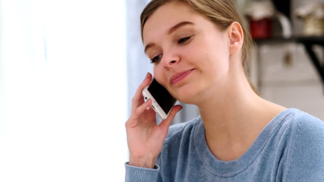 Mujer-joven-hablando-por-el-móvil-teléfono,-discutiendo-y-negociación