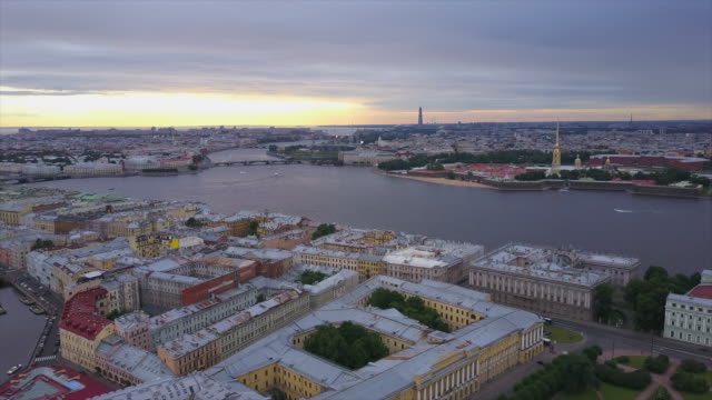Rusia-al-atardecer-noche-San-Petersburgo-paisaje-urbano-neva-río-aéreo-panorama-4k