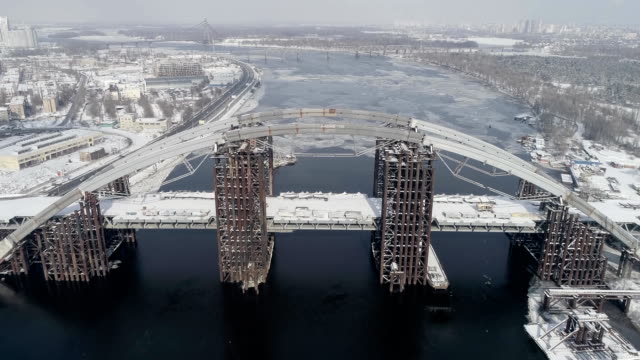 Oxidado-puente-inacabado-en-Kiev,-Ucrania.-Puente-combinado-del-coche-y-metro-en-construcción.