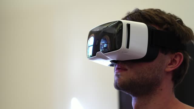 hombre-que-llevaba-el-casco-de-realidad-virtual-utilizando-gestos-para-crear-en-VR-360