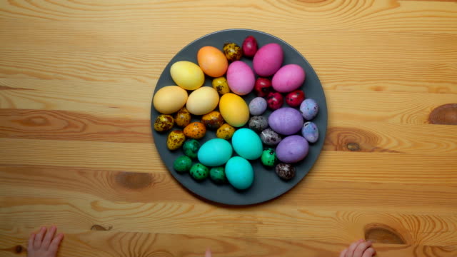 Timelapse-de-los-niños-las-manos-tomando-los-huevos-de-Pascua-multicolores-de-una-placa
