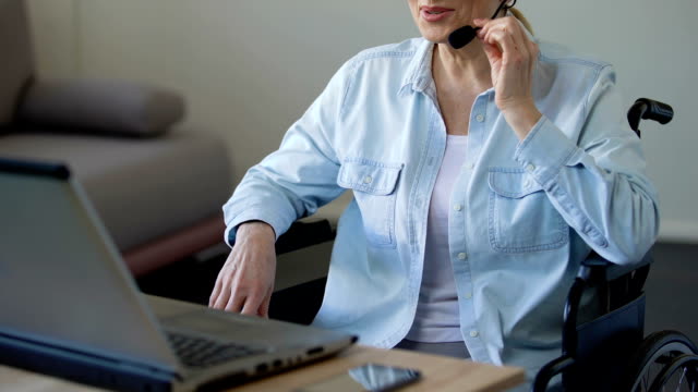 Weibliche-Berater-deaktiviert-mit-Kopfhörer-Gespräch-mit-Kunden,-arbeiten-am-laptop