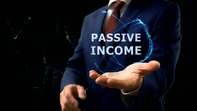 Hombre-de-negocios-muestra-ingresos-pasivos-de-concepto-del-holograma-en-su-mano