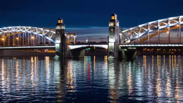 Nacht-Zeitraffer-mit-Blick-auf-die-Zugbrücke,-die-Newa-und-Schiffe.-Sankt-Petersburg,-Russland