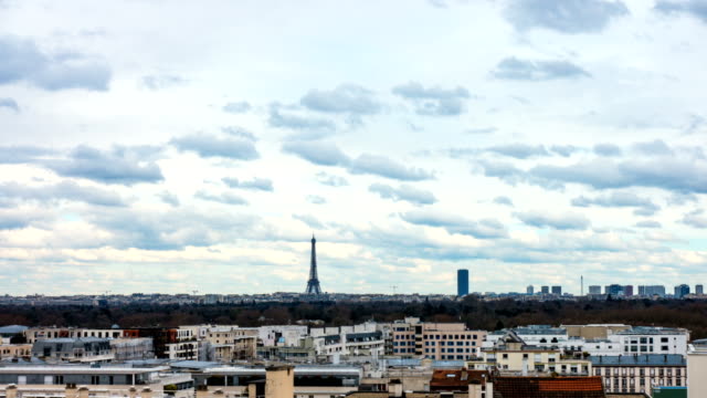 Eiffelturm-mit-den-Wolken-Schwimmen