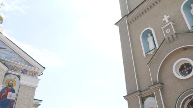 Wunderschöne-orthodoxe-Kirche-vor-dem-Hintergrund-des-strahlend-blauen-Himmel