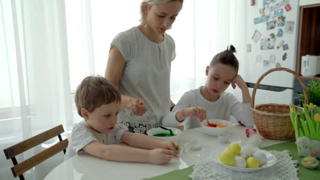 Frohe-Ostern!-Mutter-und-Kinder-Spaß-Bemalen-und-dekorieren-Eier-für-Urlaub