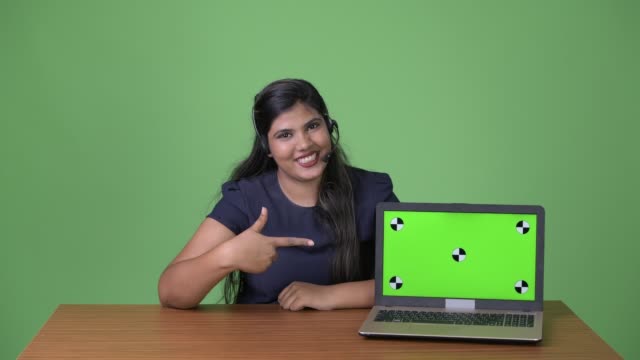 Joven-empresaria-India-hermosa-sobrepeso-sobre-fondo-verde