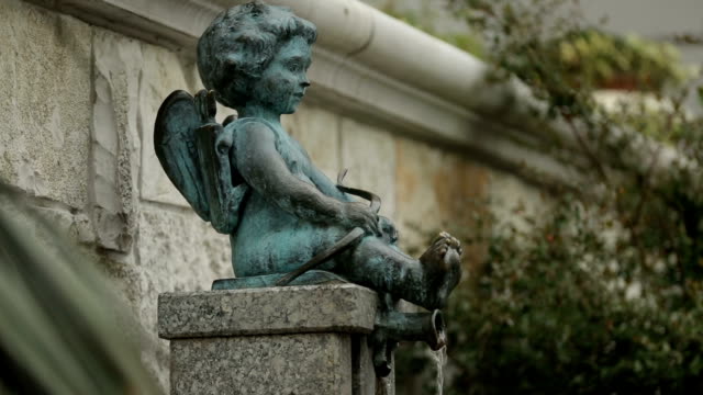 Cupido-niño-fuente-vertiendo-agua,-arquitectura-antigua-de-la-ciudad-de-Batumi,-símbolo-de-amor