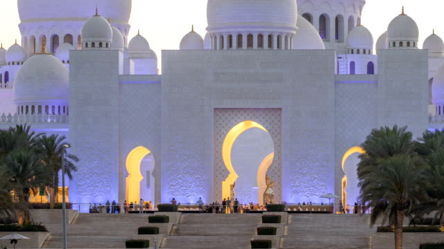 Sheikh-Zayed-Grand-Moschee-in-Abu-Dhabi-Tag-zu-Nacht-Zeitraffer-nach-Sonnenuntergang,-Vereinigte-Arabische-Emirate