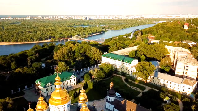 Schöne-goldene-Kiew-Ukraine-St.-Michael-goldenen-Kuppel-Kloster.-Ansicht-von-oben.-video-Luftaufnahmen.-Landschaft-Stadtansicht-"Dnipro"-und-Pishokhidnyy-Parkovyi-Brücke.