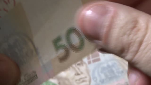 Ukrainische-Geld-Griwna-(Hrywnja)---500-Griwna-Rechnungen-zählen