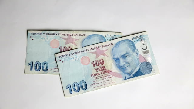 Hunderd-Turkish-Lira-and-dollar