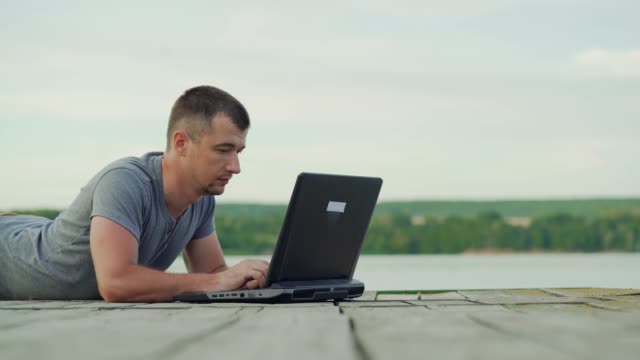 Hombre-trabajando-en-el-exterior-del-ordenador-portátil.