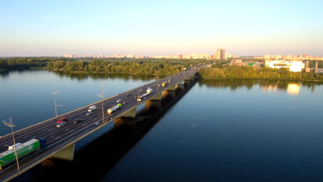 Aérea-Drone-material-de-vuelo:-Vista-del-puente-sobre-el-río-con-los-coches.
