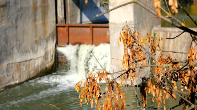 Damm-an-einem-kleinen-Fluss.-Wasserfall.-Landschaft-im-Herbst.