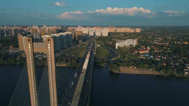 Luftbild-Drohne-Filmmaterial.-Fliegen-Sie-in-der-Nähe-von-Southbridge-in-Kiew-Ansicht-linken-Küste-bei-Sonnenuntergang