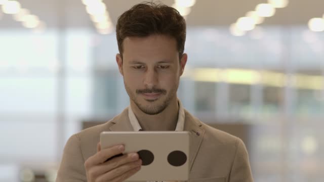 Kaukasische-Mitarbeiter-online-und-mobil-am-Bahnhof-mit-digital-Tablette