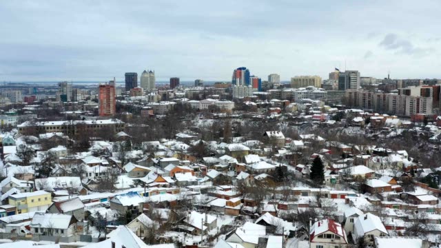 Paisaje-urbano-de-la-ciudad-de-Dnipro-en-invierno.-Vista-aérea-urbana-de-4K-de-drone.