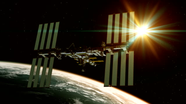 4-K.-internationalen-Raumstation-dreht-sich-Solarzellen-auf-Hintergrund-der-aufgehenden-Sonne.