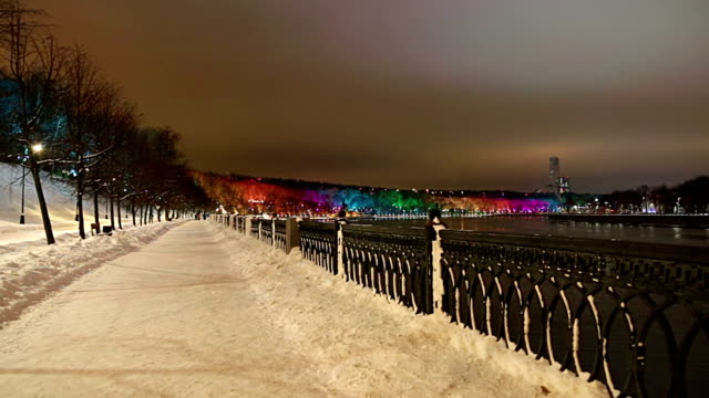 Weihnachtsdekoration-(Neujahr)-in-Moskau-(nachts),-Russland--Vorobyovskaya-Ufer-des-Flusses-Moskwa-und-Sperlingsbergen-(Worobjowy-Gory)