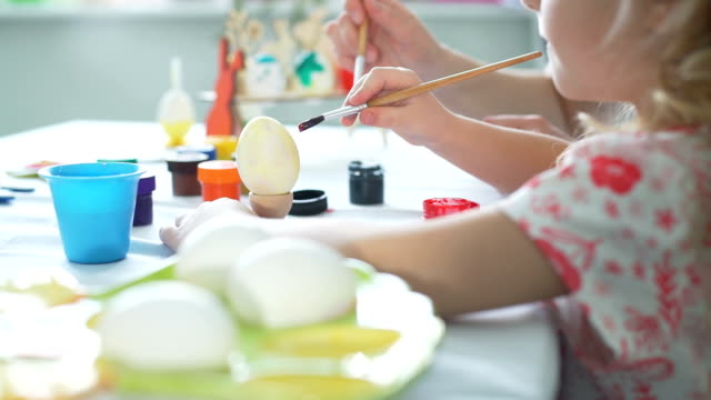 Pintura-cara-divertida-en-el-huevo-de-Pascua