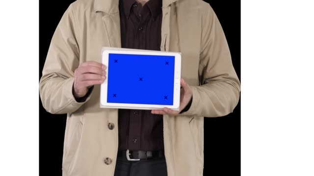 Manos-masculinas-sosteniendo-tableta-con-maqueta-de-pantalla-azul,-canal-alfa