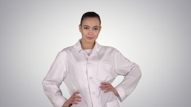 Frau-Ärztin-zu-Fuß-wie-Mode-Model-auf-gradienten-Hintergrund