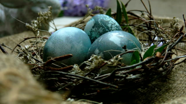 Pan-Kamera-Bewegung-auf-dem-Osternest-mit-gefärbten-blauen-Eiern