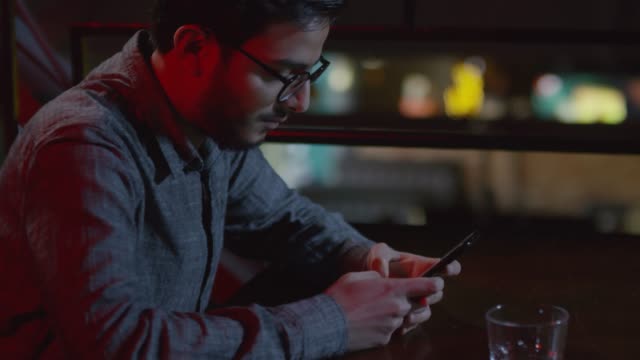 Hombre-usando-smartphone-en-café