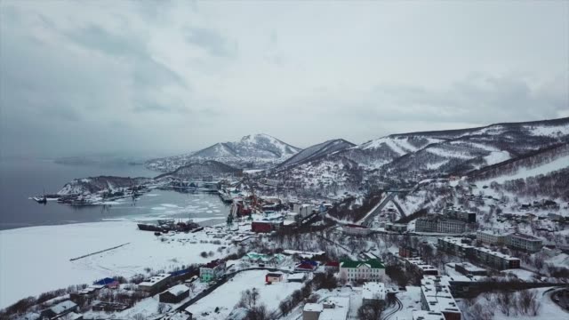 Luftaufnahme-der-größten-Stadt-von-Kamtschatka,-Petropavlosk,-Vulkane-und-Stadt