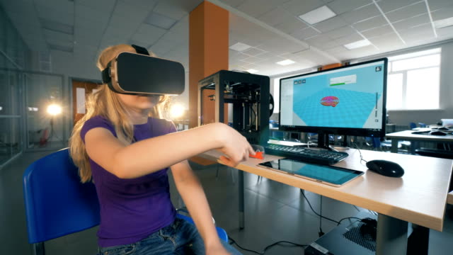 Grundschule-Mädchen-in-3D-Virtual-Reality-Brillen-studieren-innovative-Technolgies-im-Schullabor.-4K.