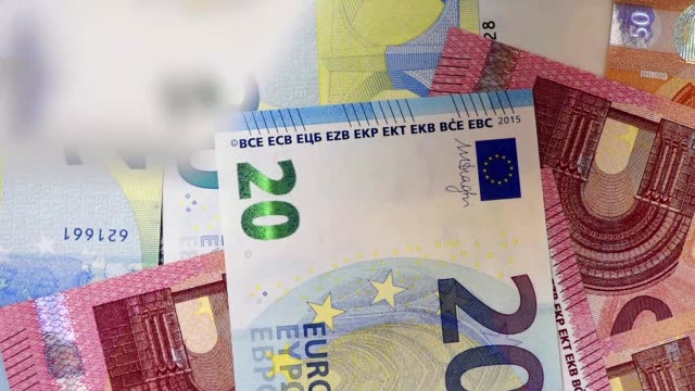 Fliegende-Euro-Banknoten-europäischer-Währung
