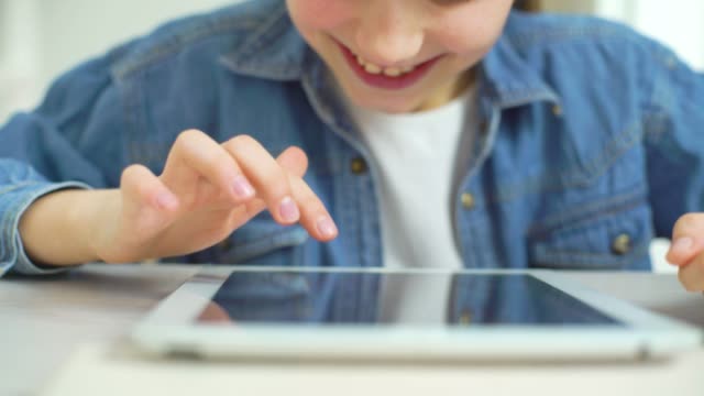 Nahaufnahme-der-kleinen-Mädchen-Finger-berühren-Bildschirm-des-Tablets-beim-Spielen