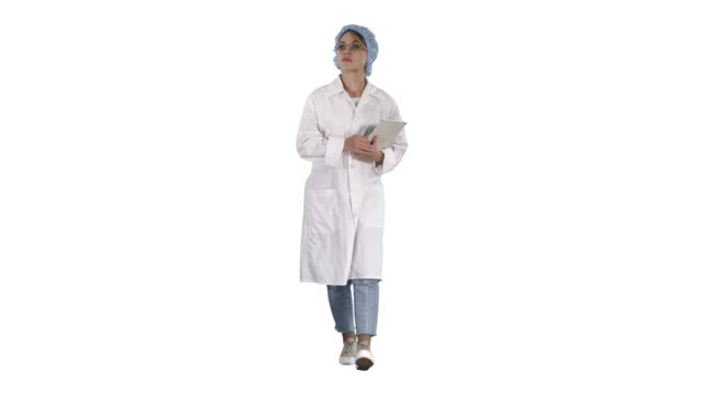 Frau-Ärztin-zu-Fuß-halten-Tablette-auf-weißem-Hintergrund