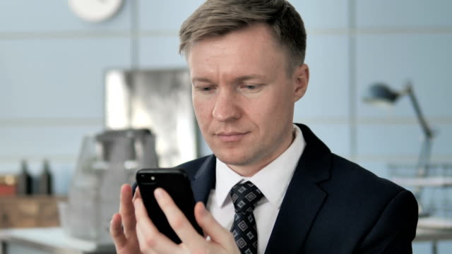 Hombre-de-negocios-usando-smartphone,-escribiendo-mensaje