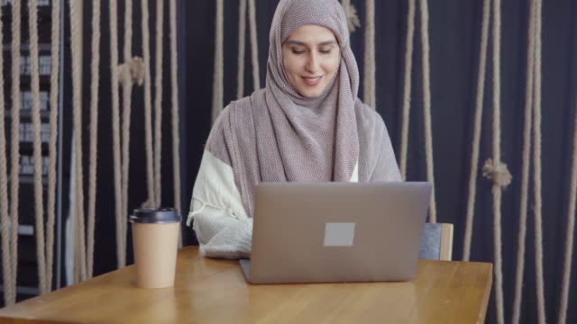 Mujer-musulmana-en-un-café-con-PC.