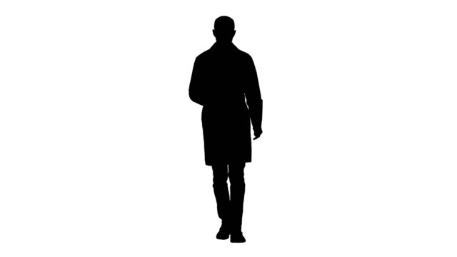 Silueta-madura-médico-masculino-sosteniendo-tableta-digital-utilizando-y-caminando