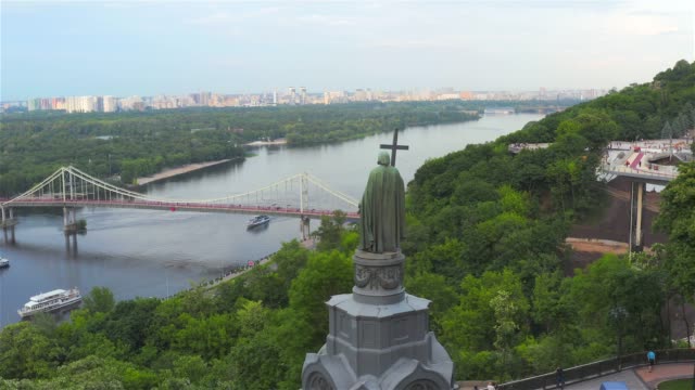 Aerial-view-of-the-Monument-to-Vladimir-the-Great,-the-Pedestrian-Bridge-and-the-Dnieper-River,-Kiev