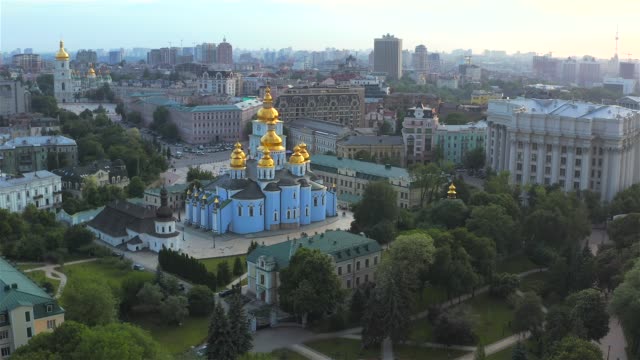 Vista-aérea-de-la-Catedral-de-San-Miguel-y-el-Ministerio-de-Asuntos-Exteriores,-Kiev