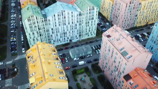 Top-Ansicht-eines-gemütlichen-bunten-Viertels,-bunte-Häuser-und-Straßen-mit-Autos-gefüllt,-Komfort-Stadt-in-Kiew,-Ukraine