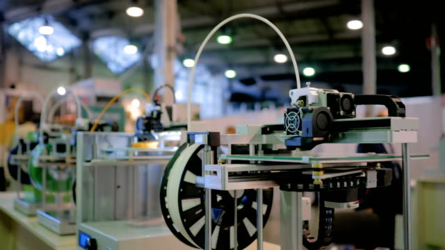Automatische-dreidimensionale-3D-Maschinen-in-Reihe-arbeiten-auf-der-Technologiemesse