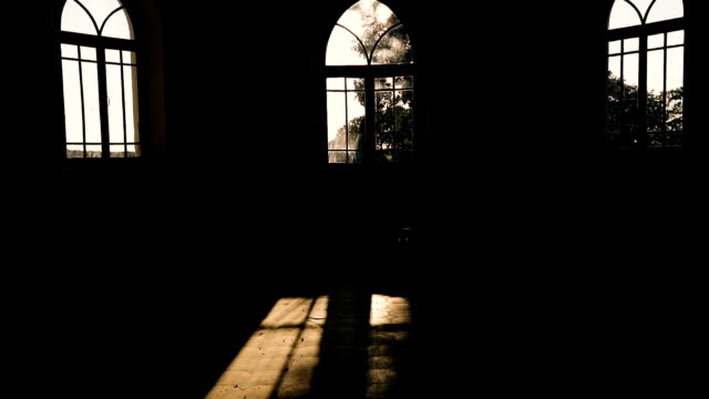 Ventana.-Los-rayos-del-sol-brillan-a-través-de-la-vieja-ventana-de-la-habitación.