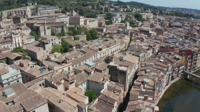 Drohnenansicht-der-Altstadthäuser-in-der-Nähe-des-Flusses-in-Girona