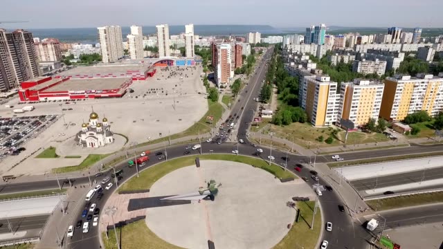 Luft-Panorama-Aufnahme-der-modernen-Stadt-mit-Autoverkehr-und-Gebäuden