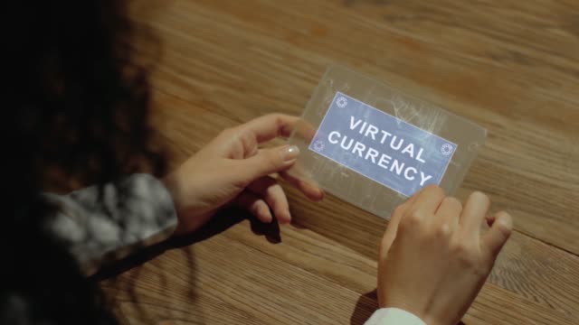 Hände-halten-Tablet-mit-Text-Virtuelle-Währung